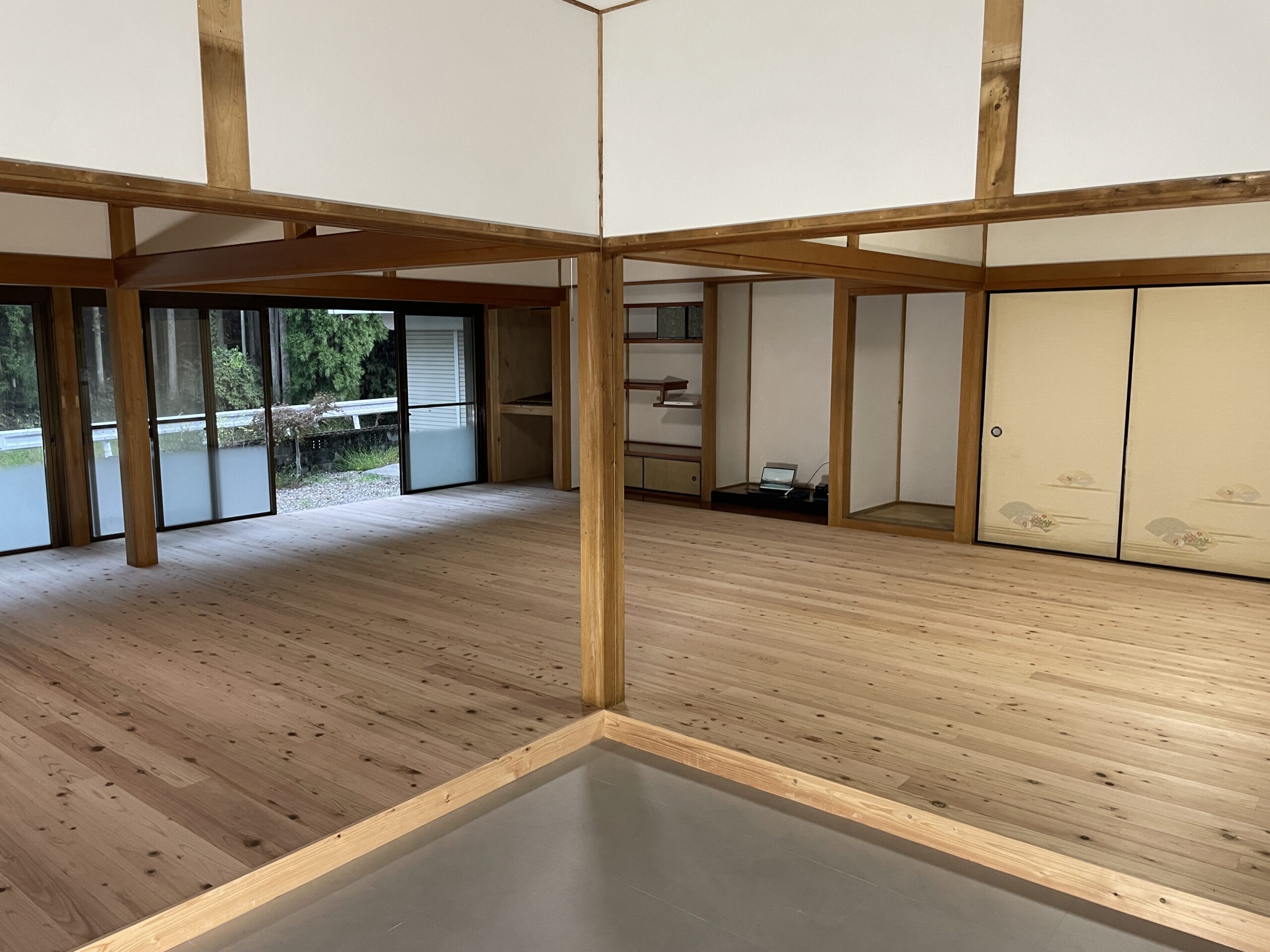 和室を無垢の杉板で洋室に！古民家改修工事